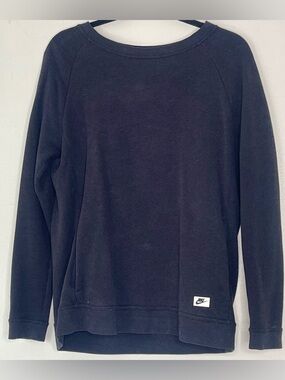 Small Nike pullover with front pockets